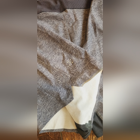 Lululemon  surge shors out of mind linen 4 inseam men  size L  gray black  M7AB4 - Picture 2 of 4